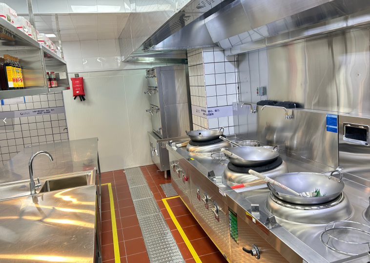 酒店厨房升级秘籍：排烟设备+一站式服务，打造高效烹饪空间